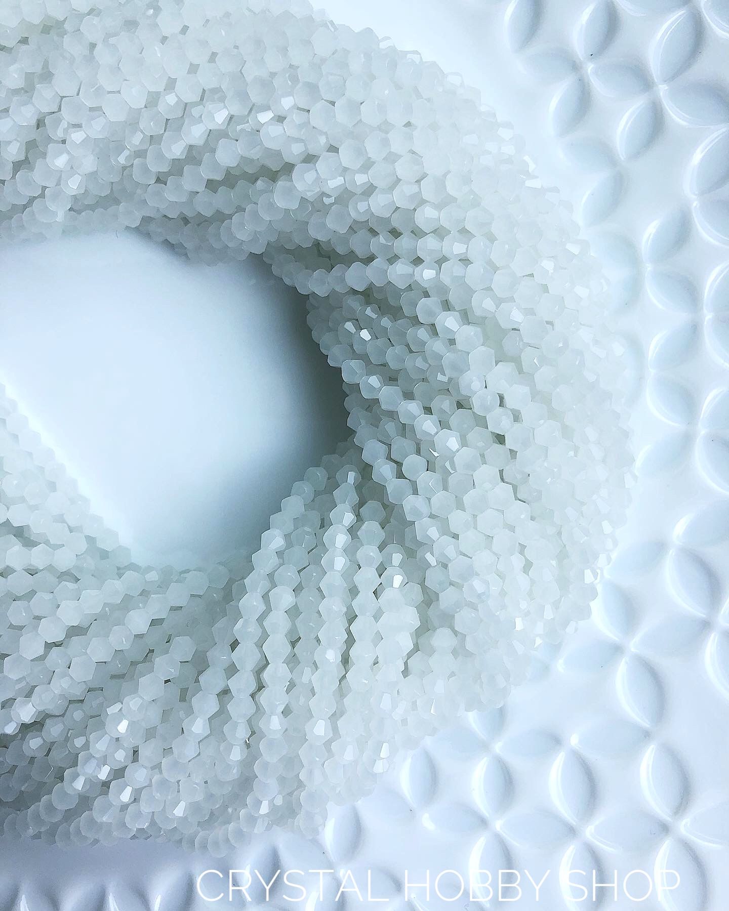 Биконусы 3 мм белый сатин Фото товара