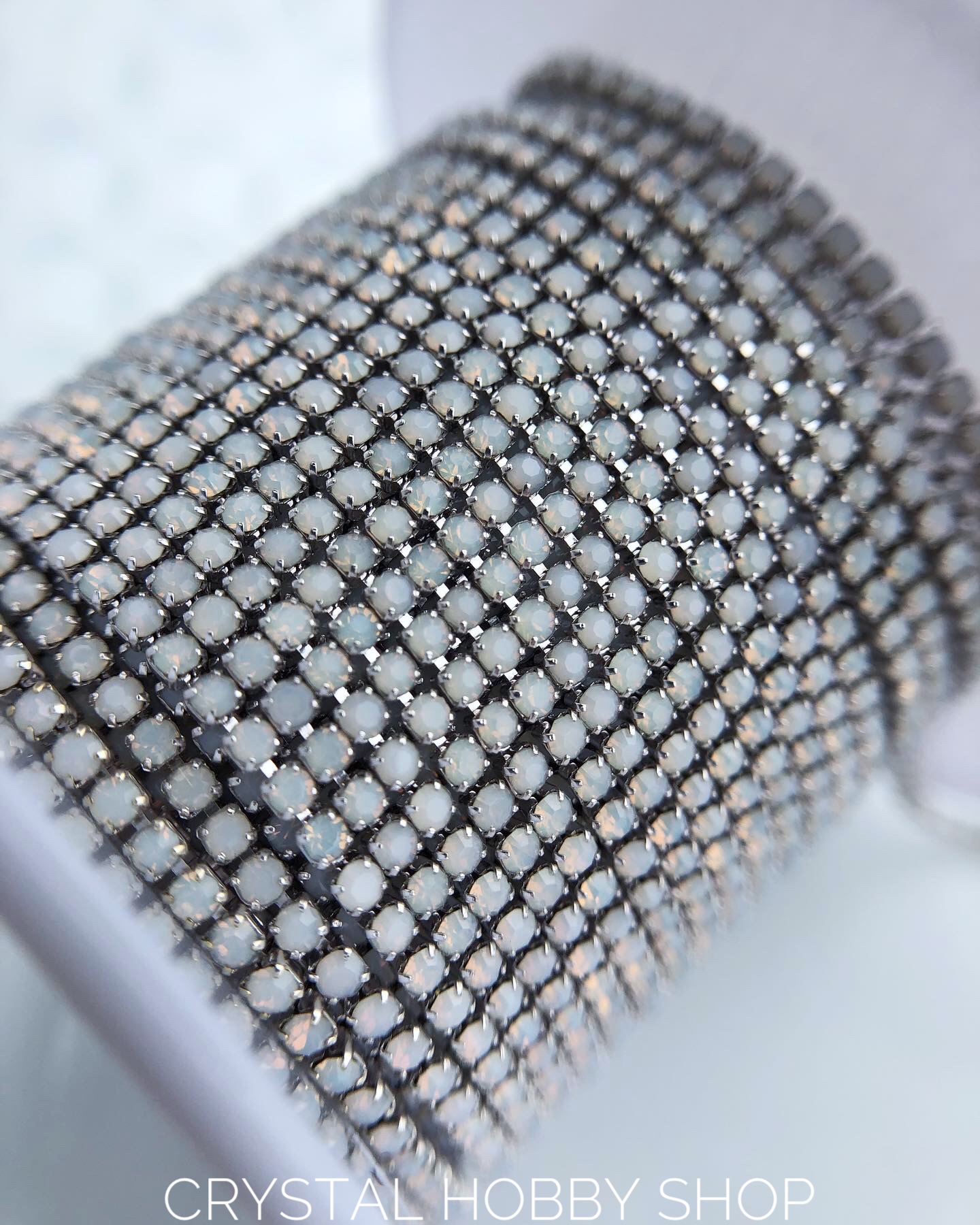 Стразовая цепочка 1.5 мм белый опал в серебре Фото товара