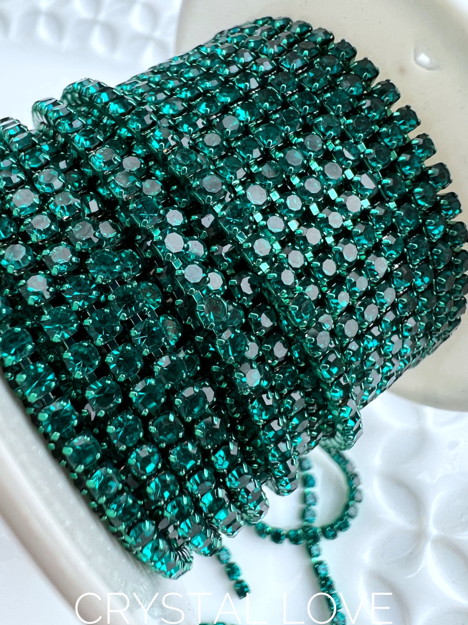 Стразовая цепь 2 мм Emerald в цветной оправе Фото товара
